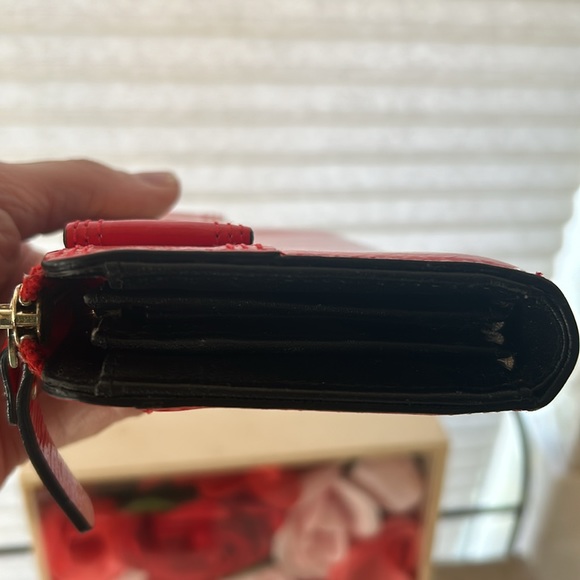 Kate spade red patent Leather Bow Zip Around wallet, EUC - Picture 7 of 11